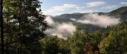Robbinsville Casa | Cozy Cottage with a Jacuzzi in the Snowbird Mountain Range with Views of Lake Santeetlah, North Carolina