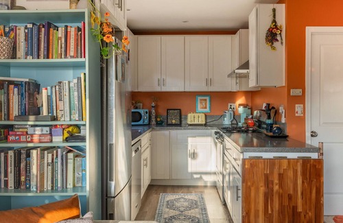 City Heights Cabaña | Cozy cottage with hot tub in secret garden near canyons trails, City Heights