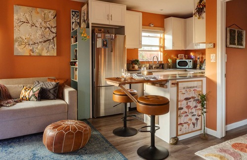 City Heights Cabaña | Cozy cottage with hot tub in secret garden near canyons trails, City Heights