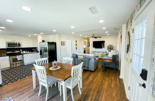 Cambridge Cabaña | Cozy Cottage with Private Dock- Chesapeake Bay/ Cambridge (Pet-Friendly)