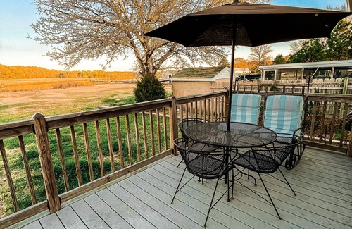 Cambridge Cabaña | Cozy Cottage with Private Dock- Chesapeake Bay/ Cambridge (Pet-Friendly)