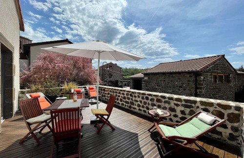 Polignac Cabaña | Casa independiente con terraza soleada, cerca de Puy-en-Velay, ideal para senderismo y relajación