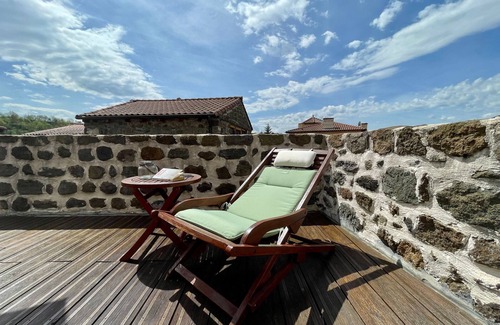 Polignac Cabaña | Casa independiente con terraza soleada, cerca de Puy-en-Velay, ideal para senderismo y relajación