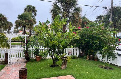 Surfside Historic District Casa | Cozy Cottages on Beachside Compound