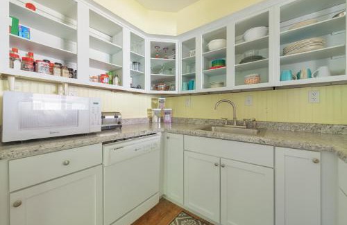 West Wing Estates Casa | Cozy CottageSuper cute vacation rental - Just 1 block from beach access to Lake Michigan!