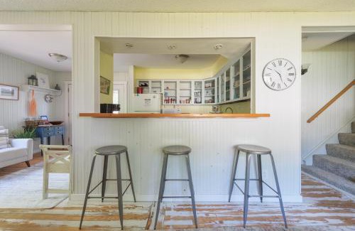 West Wing Estates Casa | Cozy CottageSuper cute vacation rental - Just 1 block from beach access to Lake Michigan!