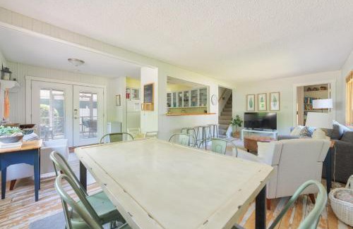 West Wing Estates Casa | Cozy CottageSuper cute vacation rental - Just 1 block from beach access to Lake Michigan!