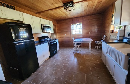 West Union Cabina | Cozy Country Cabin close to West Union!