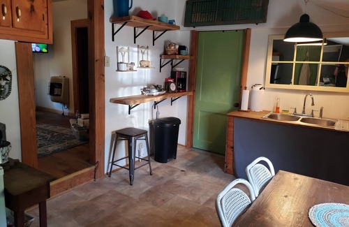 Guion Cabaña | Cozy country cottage. Half a mile from the river.