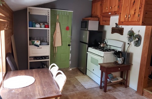 Guion Cabaña | Cozy country cottage. Half a mile from the river.