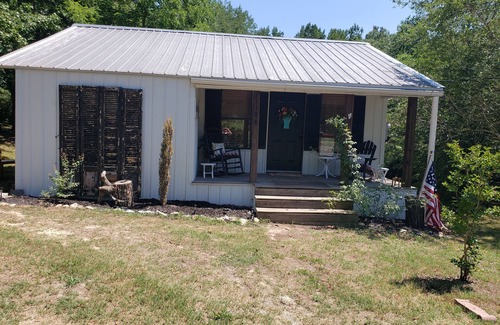 Guion Cabaña | Cozy country cottage. Half a mile from the river.