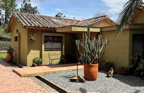 Villa de Leyva Cabaña | Acogedora casa de campo con vista espectacular a las montañas de Villa de Leyva.
