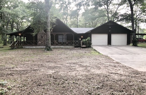 Lufkin Casa | Beautiful Cozy Log Cabin Ranch House is 3200 sq. ft. 3 Bedrooms and 3 Bathrooms.