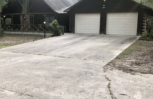 Lufkin Casa | Beautiful Cozy Log Cabin Ranch House is 3200 sq. ft. 3 Bedrooms and 3 Bathrooms.
