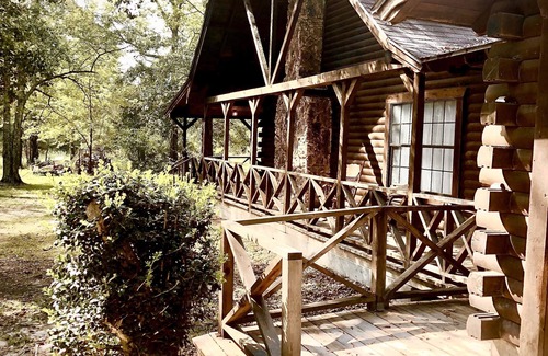 Lufkin Casa | Beautiful Cozy Log Cabin Ranch House is 3200 sq. ft. 3 Bedrooms and 3 Bathrooms.