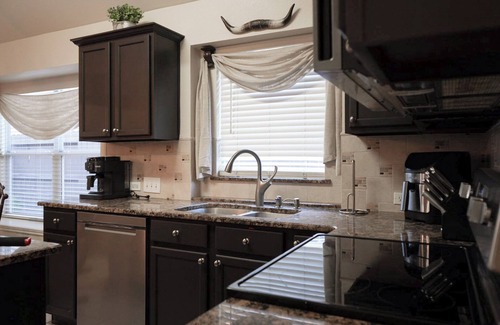 Wetmore Casa | Cozy Country Home @ Six Flags, La Cantera, Medical Center, RIM, and UTSA.