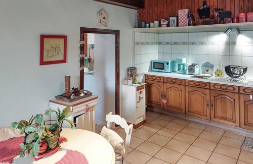 Ogeu-Les-Bains Casa | Cozy country house with well-kept garden and grounds.