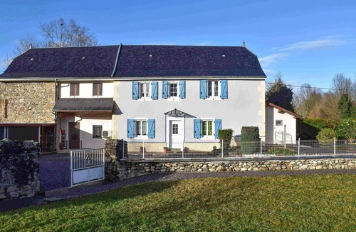 Ogeu-Les-Bains Casa | Cozy country house with well-kept garden and grounds.