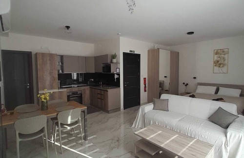 Qawra Apartamento | Cozy Couples Apartment in Qawra