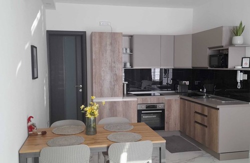 Qawra Apartamento | Cozy Couples Apartment in Qawra