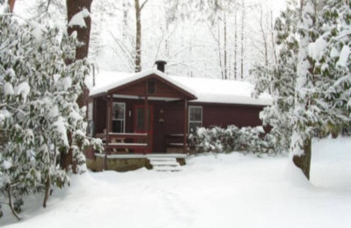 Twinbrook Cabina | Cozy Couples Creekside Cabin at TwinBrook Resort - Post-Helene Update!
