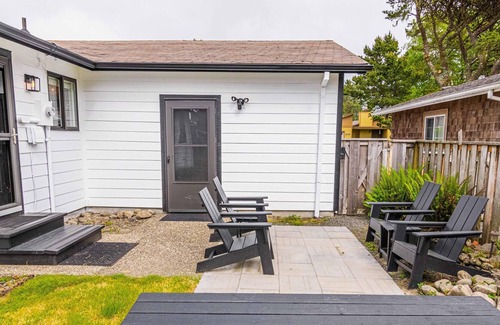 Seaside Cabaña | Cozy Cove Cottage