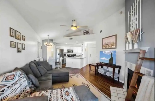 Paradise Valley Village Condominio | Cozy Cowboy Condo