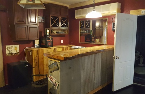 Cheatham County Cabina | Cozy Cowboy Cool Cabin