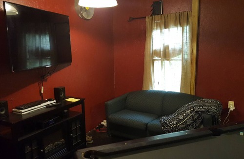 Cheatham County Cabina | Cozy Cowboy Cool Cabin