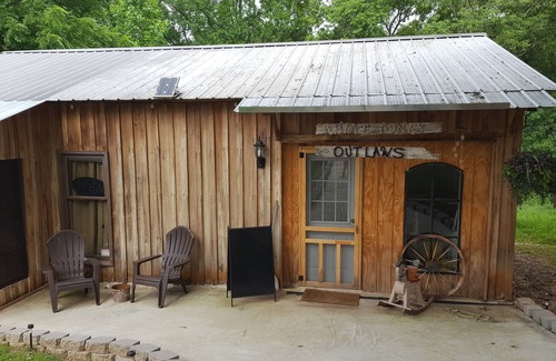 Cheatham County Cabina | Cozy Cowboy Cool Cabin