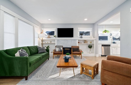 Eastside Casa | Cozy Craftsman Getaway near the Beach, Disneyland, Retro Row, and Holiday Magic