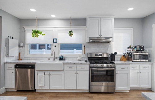 Eastside Casa | Cozy Craftsman Getaway near the Beach, Disneyland, Retro Row, and Holiday Magic