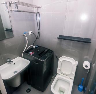 San Antonio Apartamento | Cozy Crash Pad A Laughter Friendly Makati 2270 Gym swim park 300 mbps