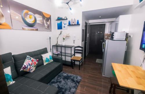 San Antonio Apartamento | Cozy Crash Pad A Laughter Friendly Makati 2270 Gym swim park 300 mbps
