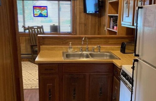 Pipestem Cabina | Cozy Creek Cabin: 1-Bedroom Cabin next to Pipestem Resort