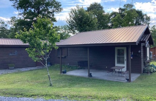 Pipestem Cabina | Cozy Creek Cabin: 1-Bedroom Cabin next to Pipestem Resort