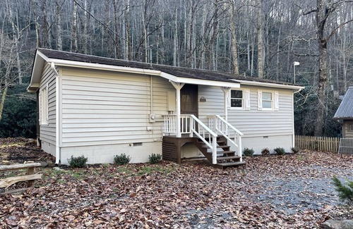 Highlands Cabina | Cozy Creek Cabin Near Highlands, NC: Relax or Adventure - You Choose!