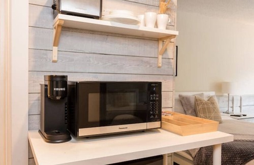 Whistler Creekside Condominio | Cozy Creek Den - Studio w Hot Tub & Pool