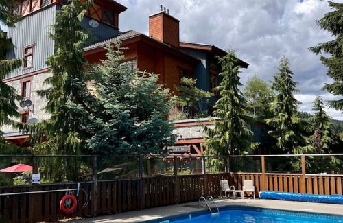 Whistler Creekside Condominio | Cozy Creek Den - Studio w Hot Tub & Pool
