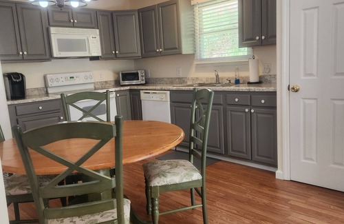 Bakersville Casa | Cozy Creekside- Bakersville NC