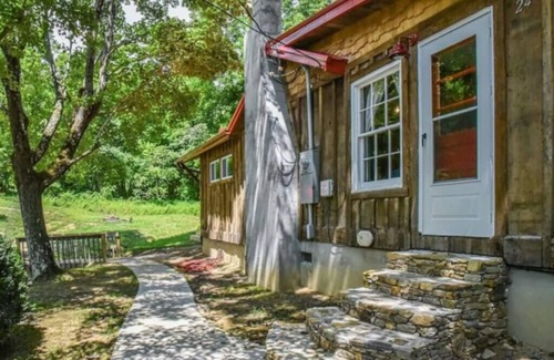 Asheville Cabina | Cozy Creekside Cabin w/sauna and hot tub!