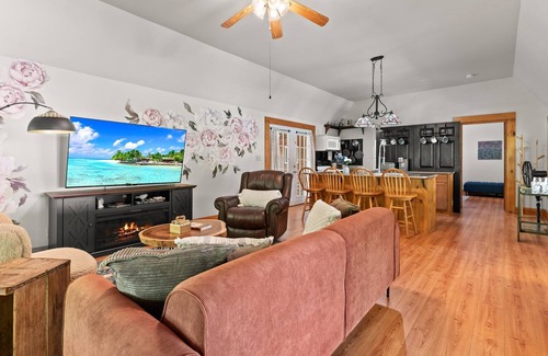 Hillsville Cabina | Cozy creekside cabin w barrel sauna, covered wraparound deck - pet friendly!
