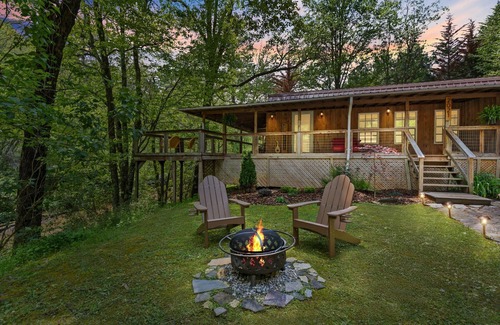 Hillsville Cabina | Cozy creekside cabin w barrel sauna, covered wraparound deck - pet friendly!