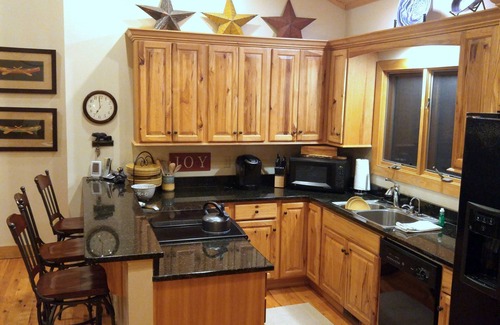 Sapphire Cabaña | Cozy Creekside Cottage - RELAX by the Creek