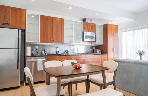 Davis Tract Casa | Cozy Designer 3BR 7-mins to Oakland Airport