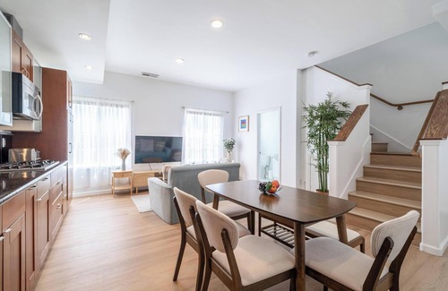 Davis Tract Casa | Cozy Designer 3BR 7-mins to Oakland Airport