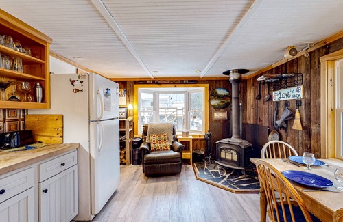 Carrabassett Valley Cabina | Cozy, dog-friendly cabin with woodstove - steps to trails, minutes to Sugarloaf