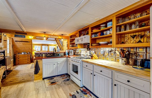 Carrabassett Valley Cabina | Cozy, dog-friendly cabin with woodstove - steps to trails, minutes to Sugarloaf