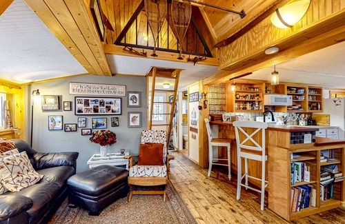 Carrabassett Valley Cabina | Cozy, dog-friendly cabin with woodstove - steps to trails, minutes to Sugarloaf