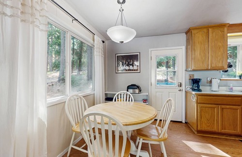 Tahoe Paradise Cabina | Cozy, dog-friendly cabin with large private deck, fireplace, BBQ-close to trails